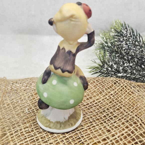 Vintage Elf Pixie Fairy Gnome Imp on Mushroom Figurine Ladybug Great Condition - Picture 3 of 6